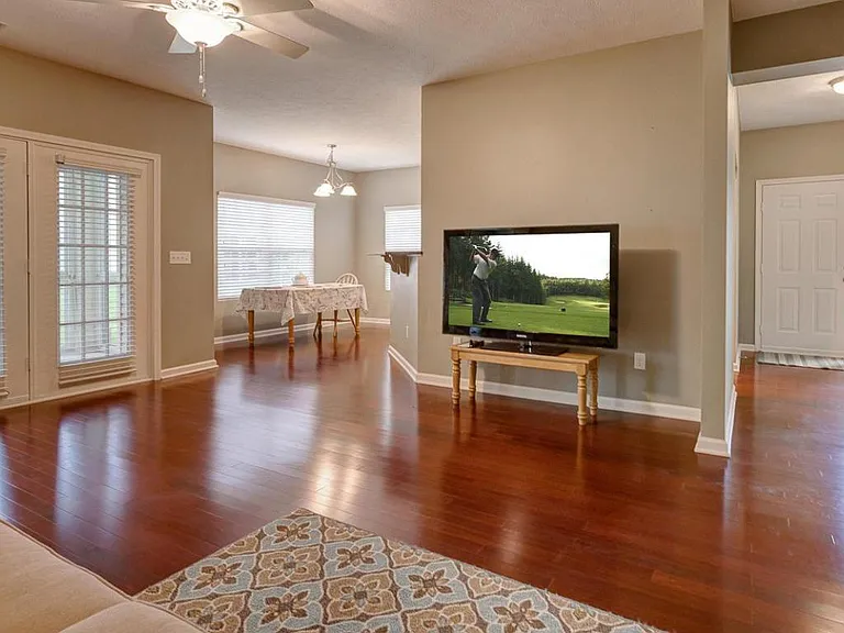 1424 Lakes Circle Dr — Photo 8