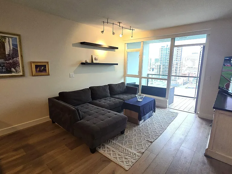 325 7th Ave #1301 — Photo 11