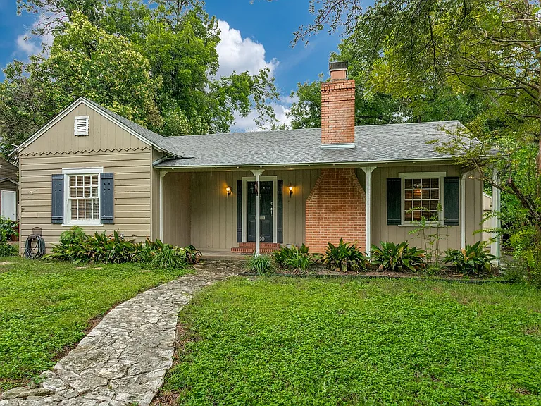 160 W Edgewood Pl — Photo 2