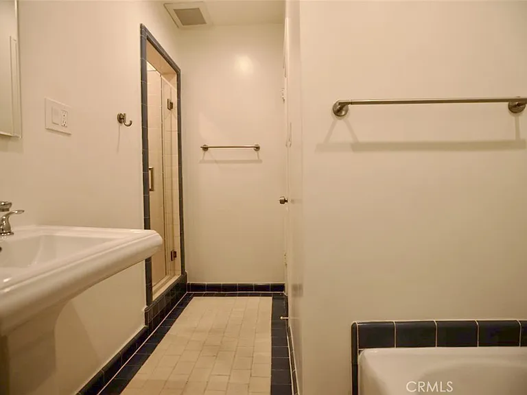 435 N Van Ness Ave — Photo 11
