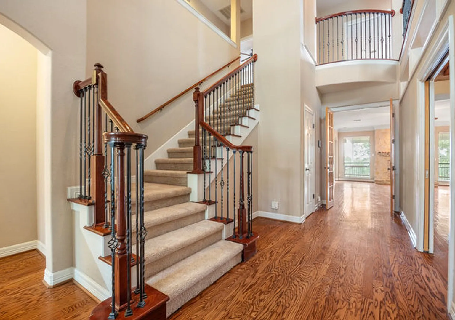 Spacious 2 Story 5 Bedroom , 4 full bathrooms located in Stone Oak! — Photo 2