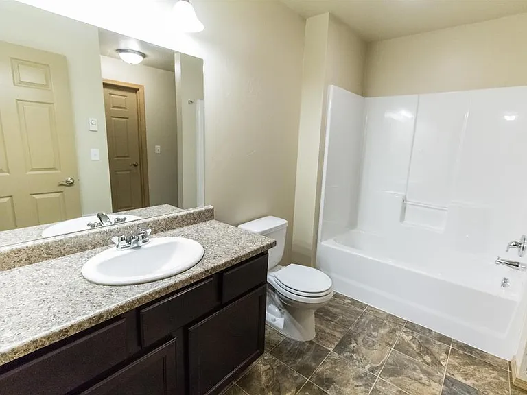 Tollefson Apartments — Photo 18