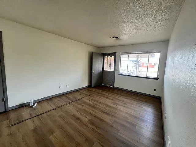 3 bed, 1.5 bath, 942 sqft, $1,200 — Photo 2