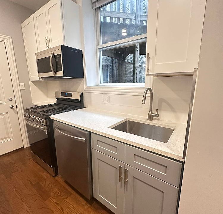 1st image of 1145 W Lunt Ave Unit 2