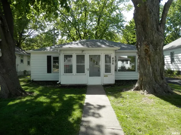 696 Olive St, Galesburg, IL 61401