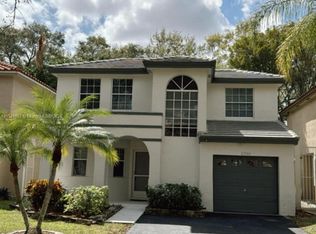 10746 S Saratoga Dr, Cooper City, FL 33026