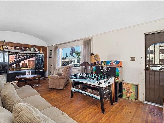 3rd image of 546 Eastmont Ave