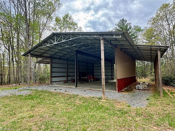 4th image of 228 Red Maple Ln