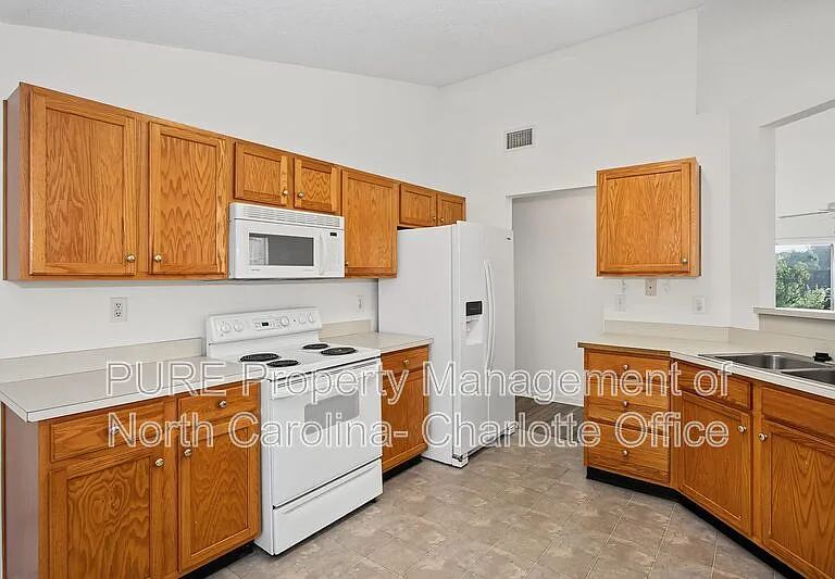 2910 Bridgeville Ln — Photo 9