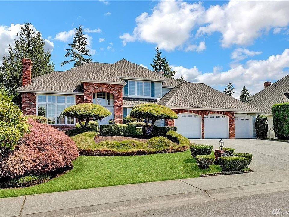 Elegant Buchan resale on 10th Fairway of Harbour Pointe