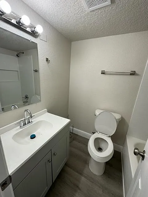 2 bed, 1040 sqft, $1,600 — Photo 2