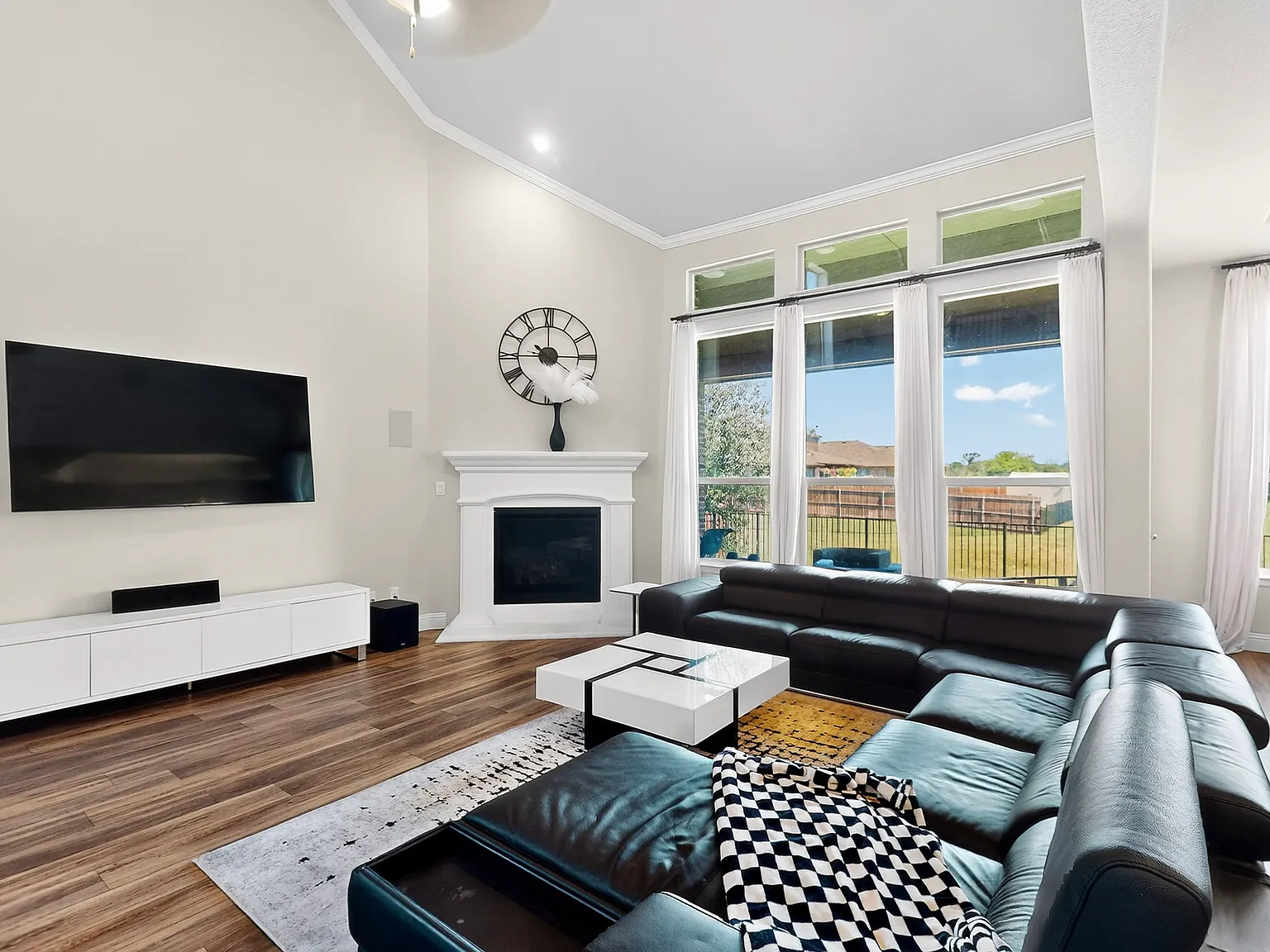 4 bed, 3.5 bath, 3413 sqft, $3,600 — Photo 3