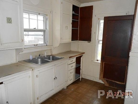 4th image of 300 Keller St