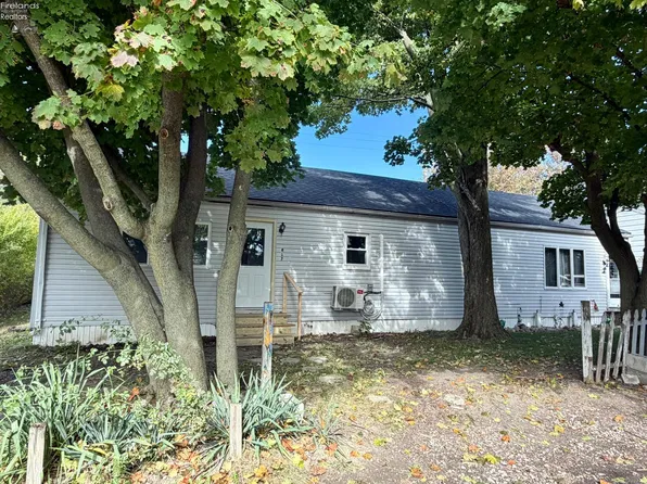 815 Edison Ln, Port Clinton, OH 43452