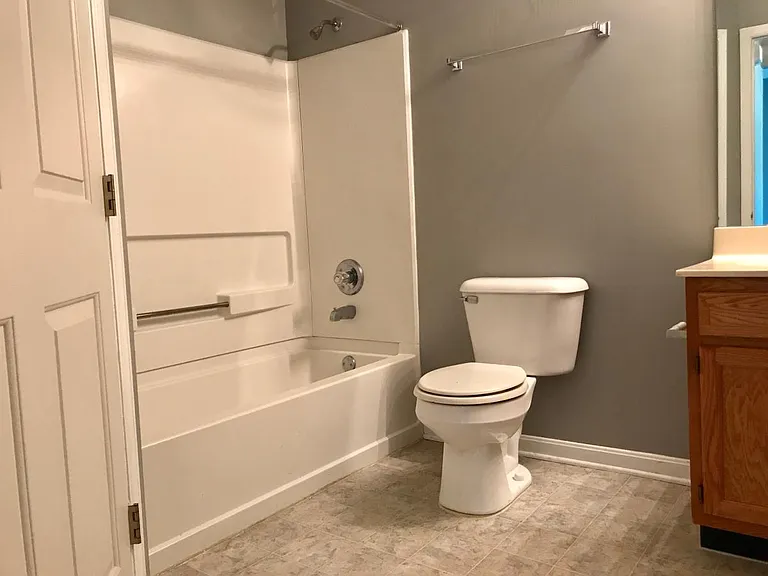 4615 Court Yard Dr — Photo 8