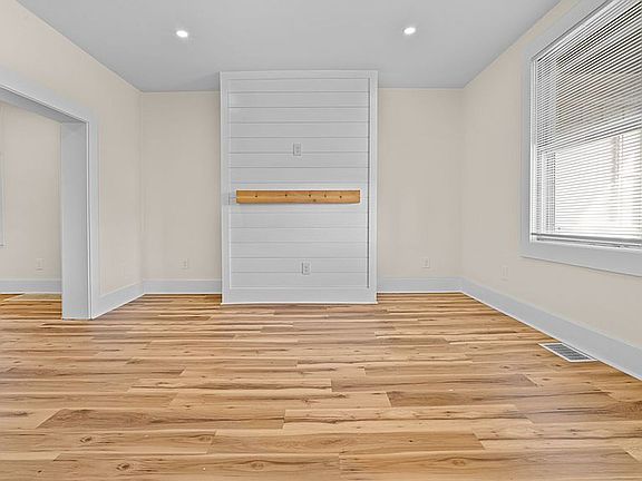 3rd image of 119 E 20th Ave