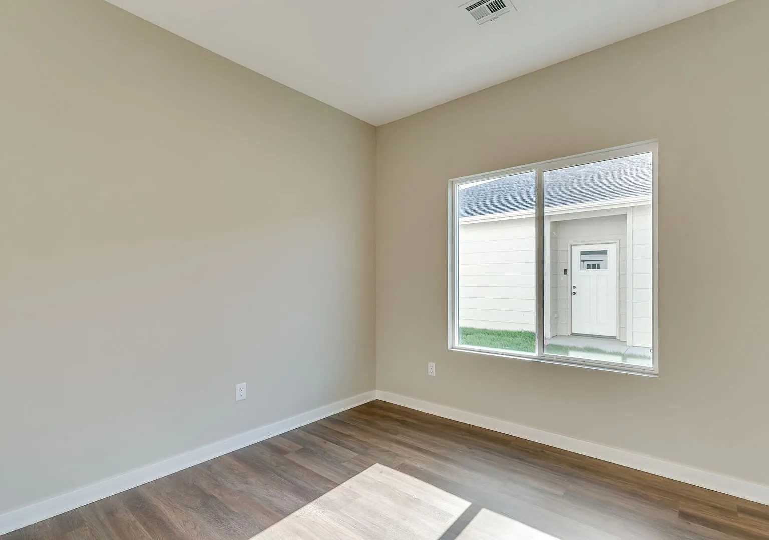 Area151 Cromwell — Photo 4