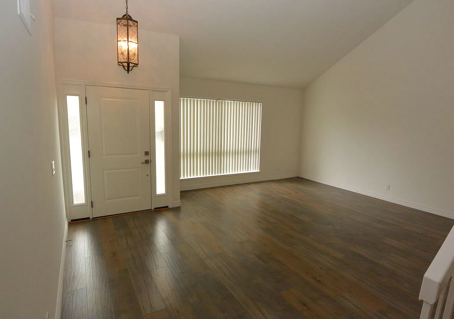Spacious two story 4 Bed, 3 Bath + Bonus room home in College Park, Irvine. — Photo 3