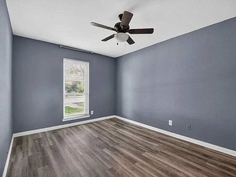 1521 Glenmore Dr — Photo 13