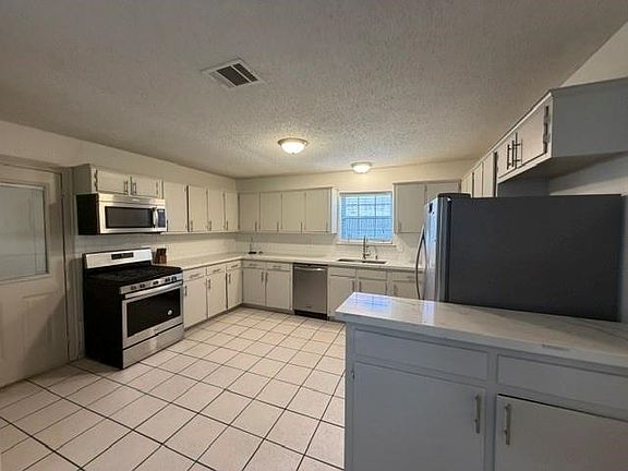 3rd image of 1017 Mill River Dr