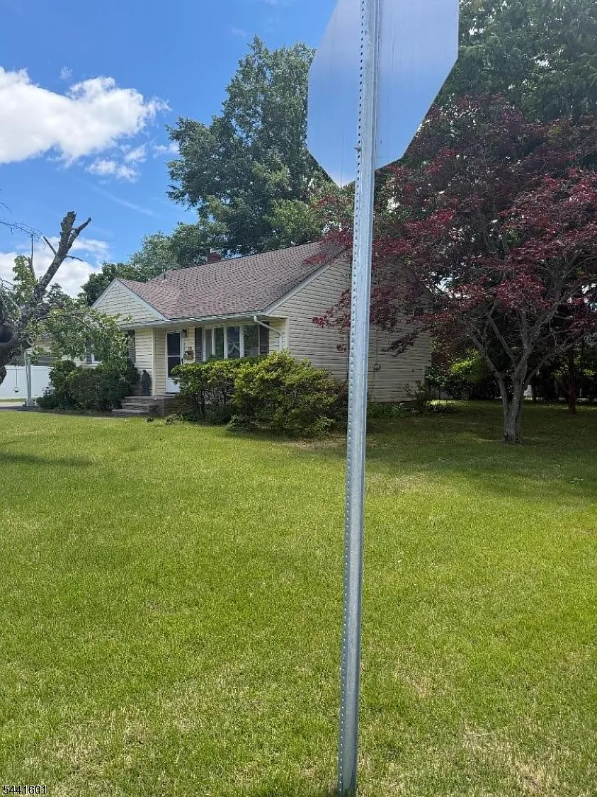 3 bed, 1.5 bath, $3,400 — Photo 1