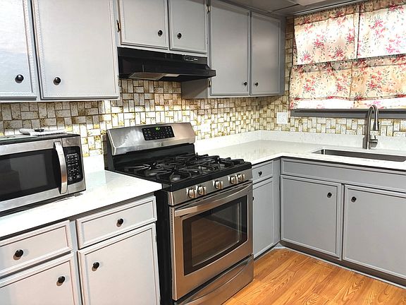 2nd image of 495 McHenry Rd APT 1B