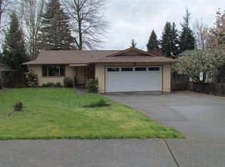 1013 NE Dewey Dr, Grants Pass, OR 97526