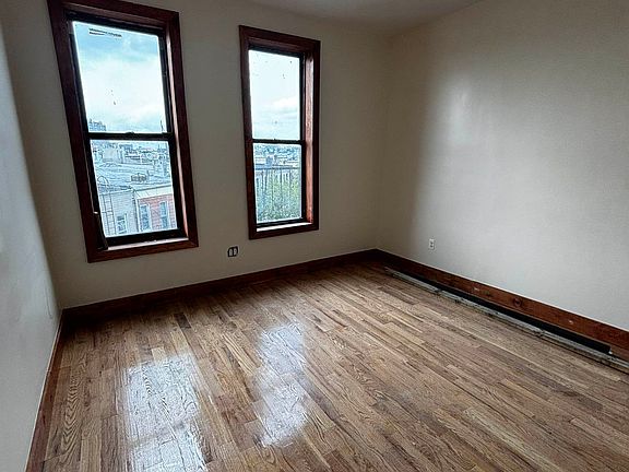 3rd image of 1481 Myrtle Ave #4L