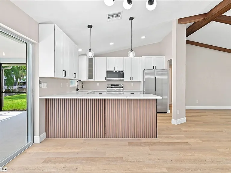 903 SE 20th Ct — Photo 17