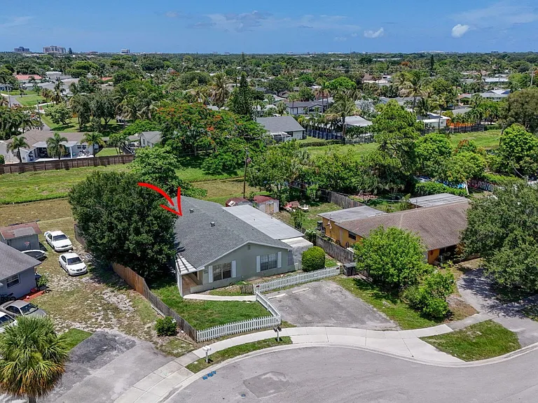 3943 Roan Ct W — Photo 37