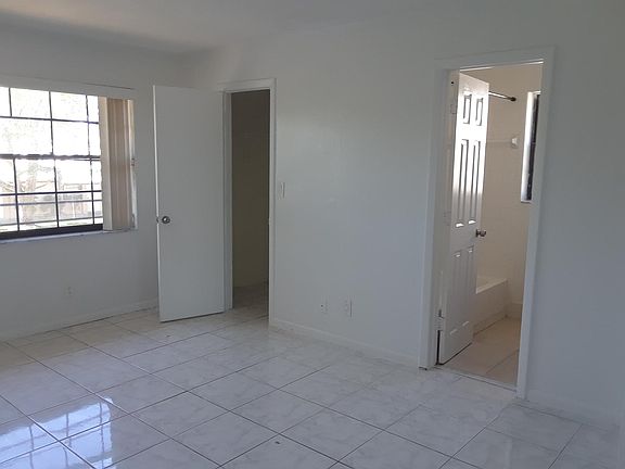 4th image of 11582 NW 37th St