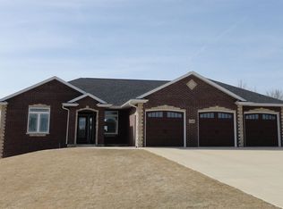 17093 Castlemaine Ln, Dubuque, IA 52001