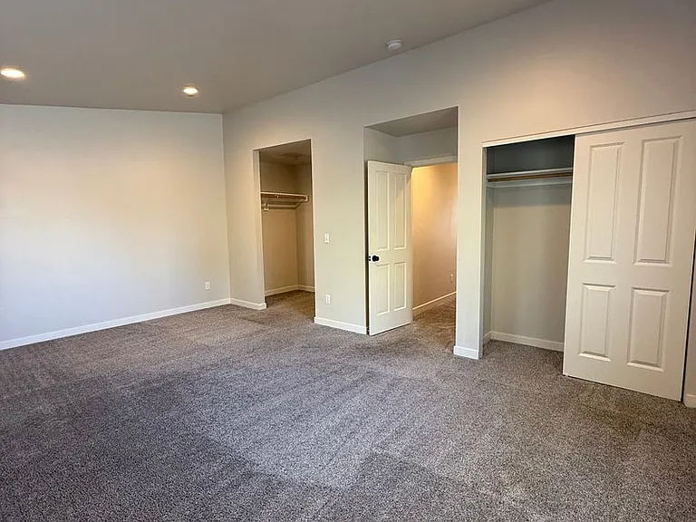 47 Samantha Ct — Photo 17