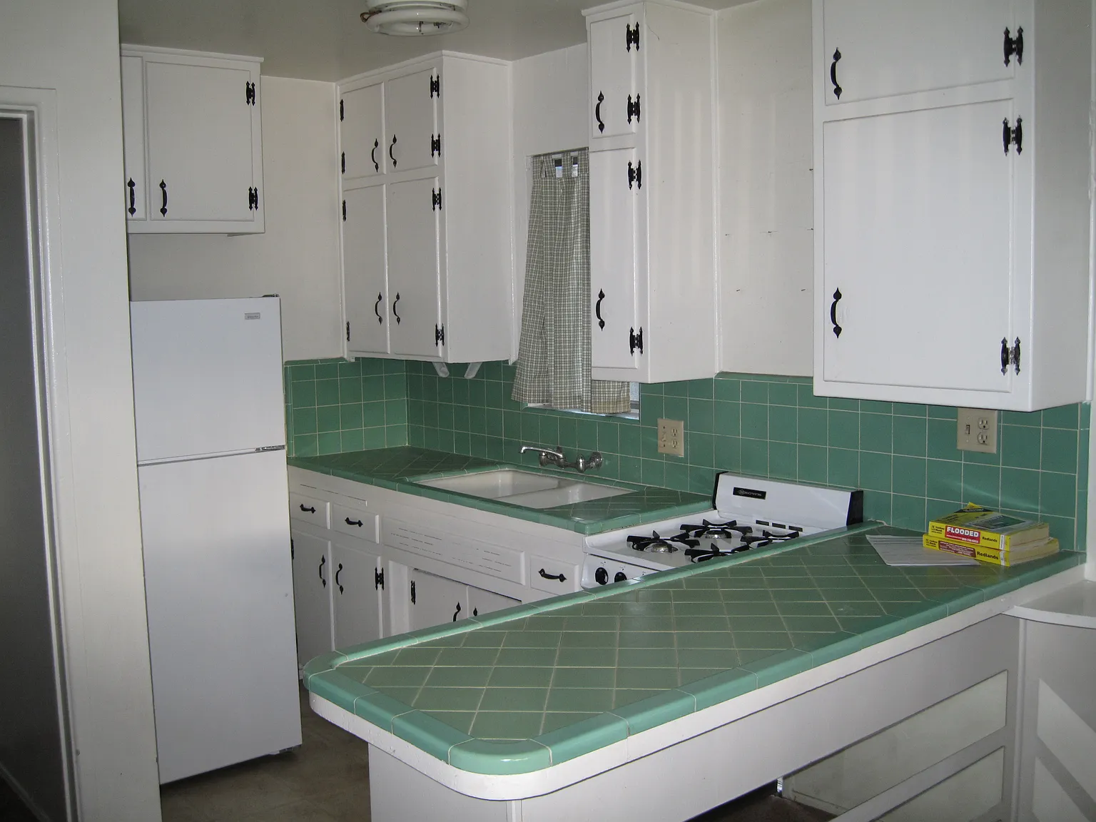 329 La Paloma St — Photo 1