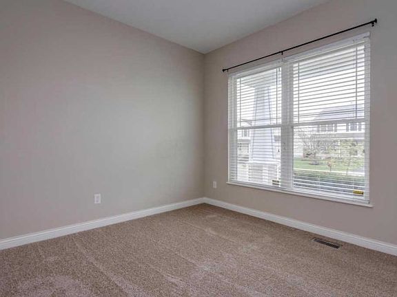 5th image of 426 Yale Cir