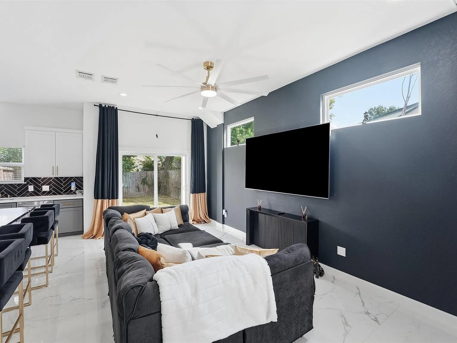 3 bed, 2.0 bath, 3554 sqft, $2,300 — Photo 3