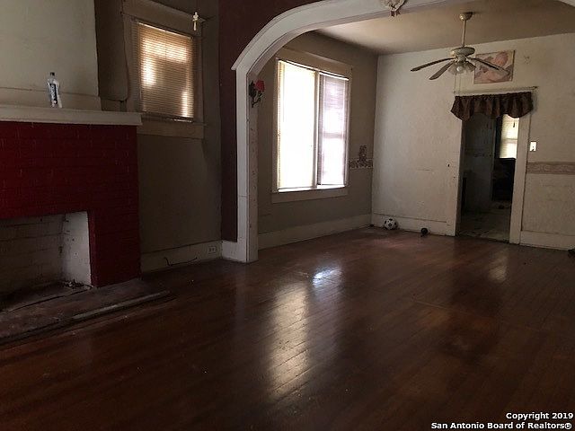 2nd image of 1529 E Crockett St