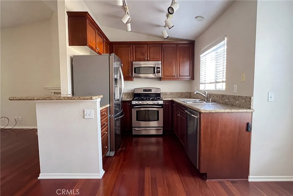 2 bed, 947 sqft, $3,400 — Photo 3