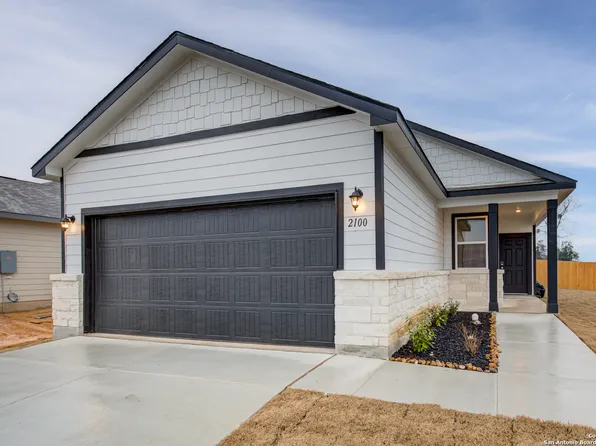 2100 Darst Dr, Seguin, TX 78155