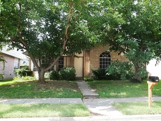1st image of 925 Lake Bluff Dr