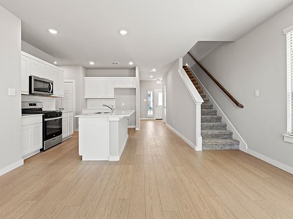 5th image of 102 Travine Dr