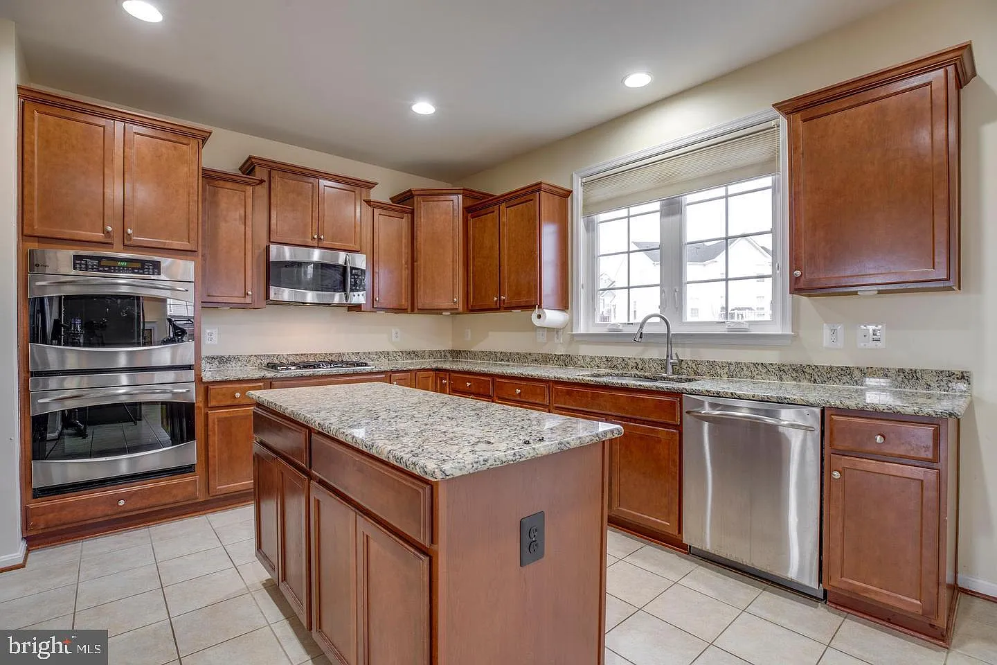 5 bed, 3.5 bath, 3361 sqft, $3,950 — Photo 4