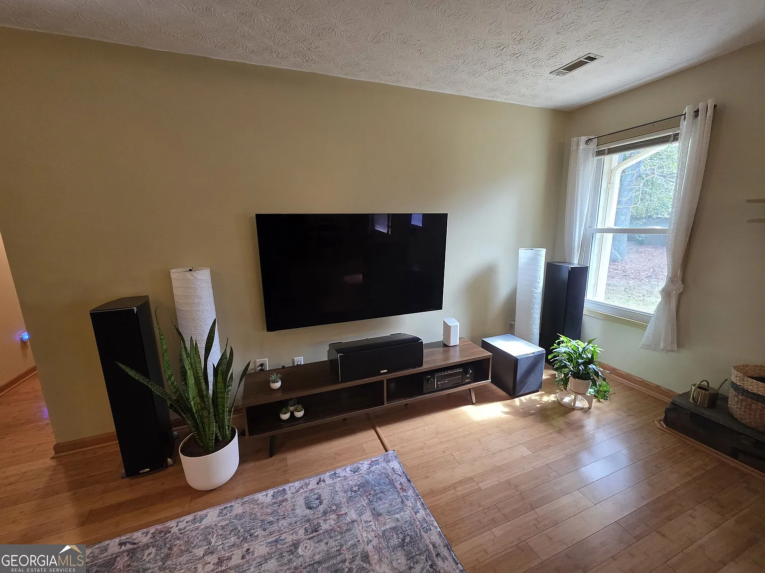 3 bed, 2.0 bath, 1371 sqft, $2,300 — Photo 3