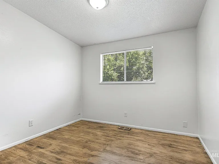 2504 S Annett St — Photo 22