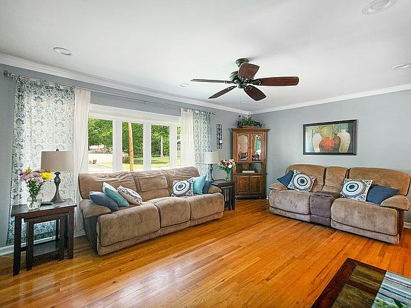 2nd image of 8 Brook Pl