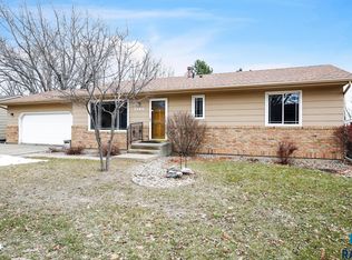 2404 S Wellington Ave, Sioux Falls, SD 57106