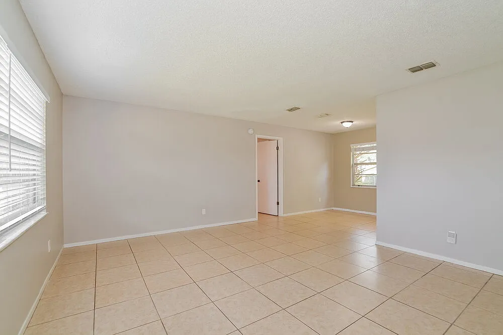 3 bed, 2.0 bath, 1384 sqft, $2,435 — Photo 4
