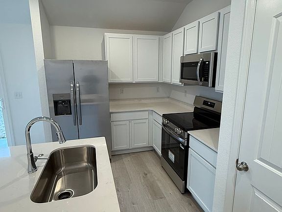 4th image of 250 Leruss Blvd