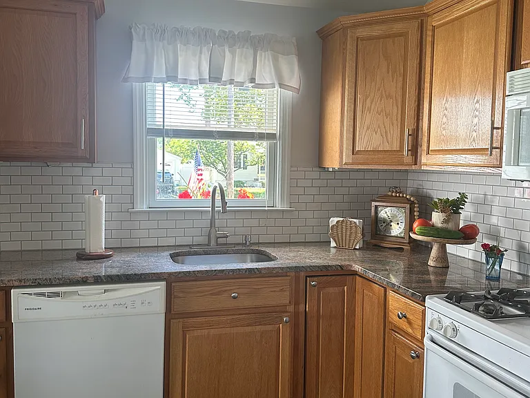 77 Wilson Ave — Photo 11