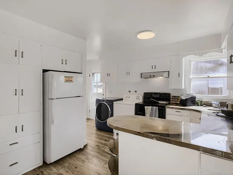 723 E Prospect Rd — Photo 10